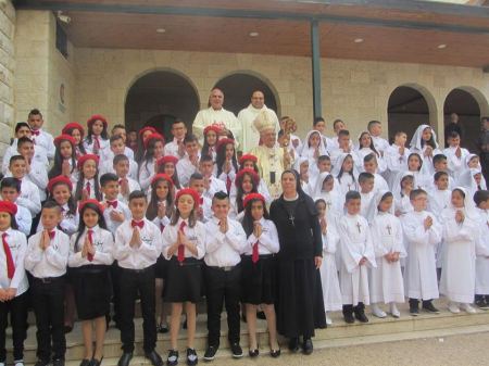 كنيسة اللاتين تحتفل بسري المناولة والتثبيت في الزبابدة